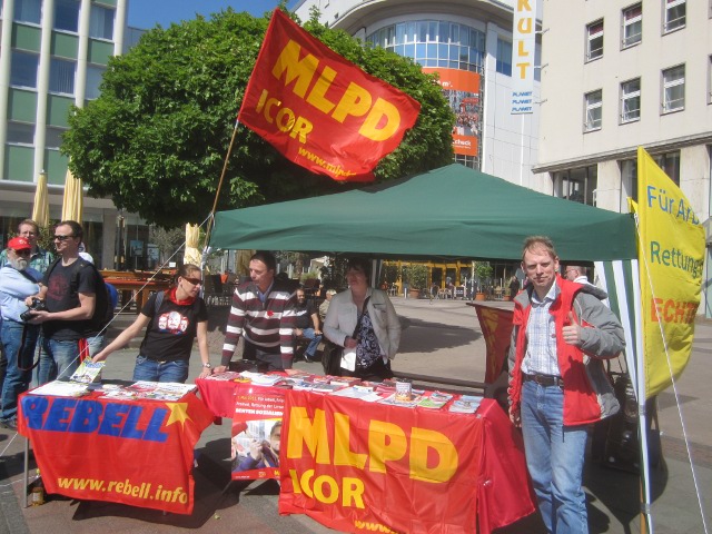 MLPD auf dem Kennedyplatz DGB Kundgebung 1.Mai 2011