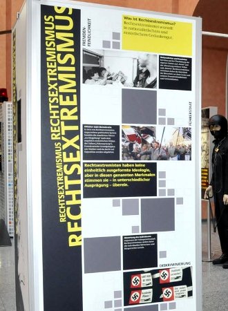 ausstellung_des_bundesamtes_fuer_verfassungsschutz_rechtsextremismus_320